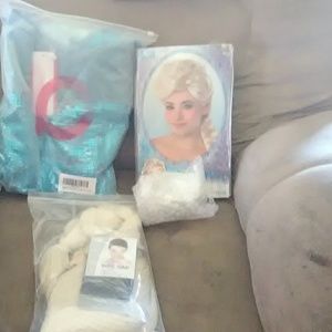 I am saellinf a elsa Halloween costume  and it is